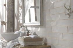 Ściana z płytkami w kolorze ecru w łazience - Harmony Poitiers Ecru 7,5x30