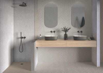 Srebrna łazienka z matowymi płytkami na ścianie - Peronda Harmony RABAT SILVER 6x24.6cm