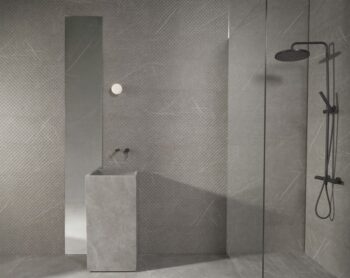 Szare płytki łazienka z prysznicem w kafelkach marmurowych z białym żyłkowaniem, AZUVI Aran darkgrey