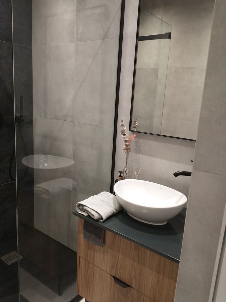 Szaro biała łazienka z płytkami APE Work B Bianco 60x120cm i SERENISSIMA Costruire Metallo Nero 60x120cm