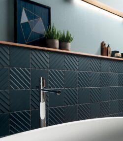 Trójwymiarowe płytki 3d - Marca Corona 4d Diagonal Deep Blue. Włoskie kafelki ceramiczne na ścianę w kolorze ciemnoniebieskim w kwadratowym formacie 20x20 cm.