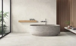 UNICOM STARKER Blooming Stone Alabaster White 120x120 mat w łazience na podłodze.
