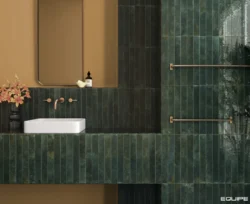 Zielone cegiełki ceramiczne na ścianie w łazience Equipe Bali Isle Of Pine 5x40cm. Styl Modern Retro.