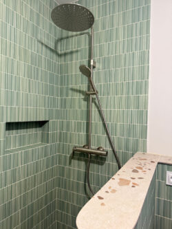 Zielone kafelki kitkat łazienka Estudio ROKU Green 11,5x23