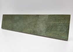 Zielone płytki do łazienki - Harmony BARI GREEN 6×24,6 cm. Płytki łazienkowe z błyszczącą, przetarta i lekko wklęsłą powierzchnią.