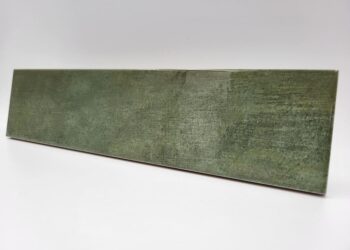 Zielone płytki do łazienki - Harmony BARI GREEN 6×24,6 cm. Płytki łazienkowe z błyszczącą, przetarta i lekko wklęsłą powierzchnią.