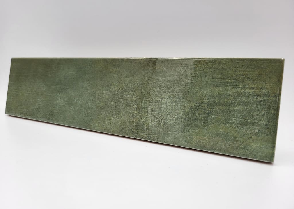 Zielone płytki do łazienki - Harmony BARI GREEN 6×24,6 cm. Płytki łazienkowe z błyszczącą, przetarta i lekko wklęsłą powierzchnią.