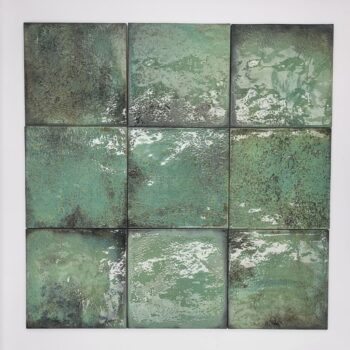 Kwadratowe płytki na ścianę, zielone - Peronda Harmony Legacy green 15×15 cm. Kafelki w kolorze metalicznej zieleni z ciemnymi przetarciami oraz nierówną powierzchnią.