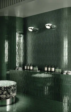Zielone płytki w łazience - Cerasarda Porto Rotondo Costa Esmeralda. Włoskie kafelki w połysku na ścianie i podłodze.