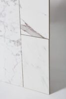 Białe kafle marmur - Absolut Keramika Marshall Calacata 15X90 cm. Kafelki marmurowe z szarymi żyłkami, powierzchnią satynową na podłogę, ścianę.