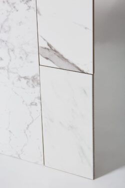 Białe kafle marmur - Absolut Keramika Marshall Calacata 15X90 cm. Kafelki marmurowe z szarymi żyłkami, powierzchnią satynową na podłogę, ścianę.