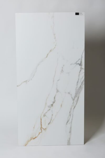 Białe płytki imitujące marmur - Peronda Museum Praline gold nt 60x120 cm. Kafle inspirowane ekskluzywnym, białym, włoskim marmurem, Calacatta Macchia Vecchia z szarymi i karmelowymi żyłkami