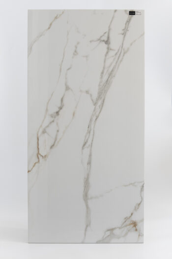 Białe płytki imitujące marmur, połysk - Peronda Museum Praline Gold Ep 60x120 cm. Hiszpańska płytka na podłogę i ścianę z karmelowymi - złotymi i szarymi żyłkami na błyszczącej powierzchni.