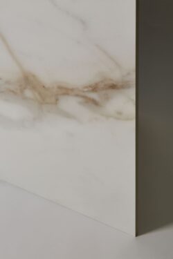 Białe płytki marmur - CIFRE Diamond gold mate. Hiszpańskie płytki imitujące marmur ze złotymi i szarymi żyłkami.