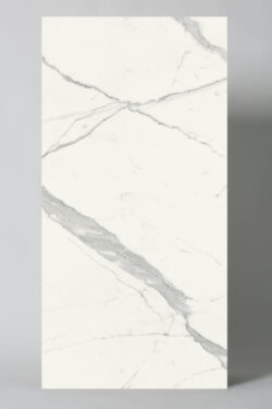 Białe płytki marmur matowe, szara żyłka Marca Corona Scultorea Statuario Vena Argento Velvet 60x120 J402