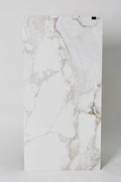 Białe płytki marmurowe - Peronda Museum Haute White 60x120 EP. Płytka z efektem białego marmuru, pokrytego szarymi żyłkami i piaskowymi odcieniami z błyszczącą powierzchnią. Hiszpańskie płytki marmurowe na ścianę i podłogę w formacie 120x60 cm.