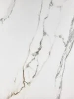 Białe płytki marmurowe - Peronda Museum PRALINE GOLD NT/60X120/C/R. Kafle łazienkowe z szarymi i złotymi - karmelowymi żyłkami