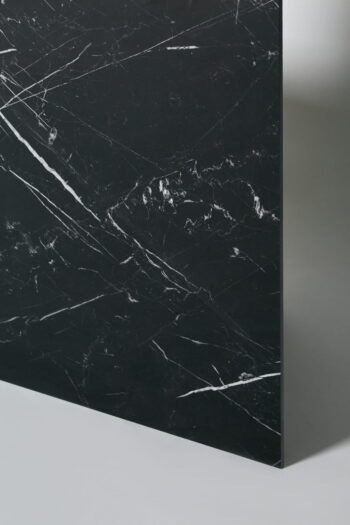 Czarne marmurowe płytki z białymi żyłkami, ABK SENSI UP marquinia select lux 60x120cm. Włoskie płytki z błyszczącą powierzchnią idealnie pasujące do eleganckiego salonu.