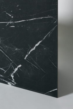 Czarny marmur płytki - ABK SENSI UP MARQUINIA SELECT MAT. Włoska, czarna płytka marmurowa z białymi żyłkami i powierzchnią matową.