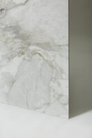 Duże kafle marmur - Peronda Museum Haute White sp 100x100 cm. Matowa płytki gresowe, imitujące marmur w kolorze białym z szarym żyłkowaniem na podłogę i ścianę. Płytki z rowkami skoordynowanymi z grafiką marmuru.