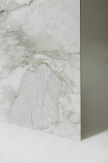 Duże kafle marmur - Peronda Museum Haute White sp 100x100 cm. Matowa płytki gresowe, imitujące marmur w kolorze białym z szarym żyłkowaniem na podłogę i ścianę. Płytki z rowkami skoordynowanymi z grafiką marmuru.