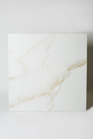 Duże płytki marmurowe - Cifre Diamond Gold mate 120x120 cm. Kwadratowa płytka, imitująca biały marmur, z matową powierzchnią i złotymi żyłkami.