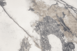 Duże płytki marmurowe, shaped - Peronda Museum PREMIERE WHITE SP/100X100/R. Struktura białej płytki imitującej marmur z antracytowymi żyłkami i rowkami skoordynowanymi z grafika marmuru.