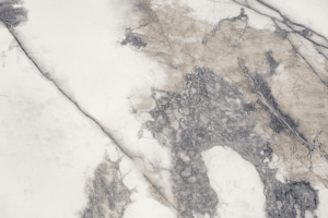 Duże płytki marmurowe, shaped - Peronda Museum PREMIERE WHITE SP/100X100/R. Struktura białej płytki imitującej marmur z antracytowymi żyłkami i rowkami skoordynowanymi z grafika marmuru.