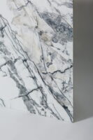 Ekskluzywne płytki marmur - Peronda Museum PREMIERE WHITE SP/100X100/R. Hiszpańska, biała płytka marmurowa na podłogę lub ścianę z antracytową żyłką do łazienki, salonu.