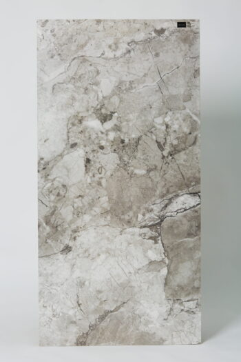Gres ala marmur, połysk - Peronda Museum Dreamy Road EP 60x120 cm. Płytka z efektem marmuru ze skupiskami kamieni w ciepłych odcieniach szarości. Płytki glamour do salonu, łazienki na podłogę lub ścianę.