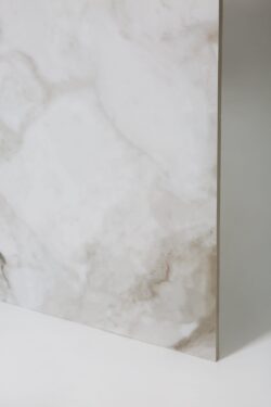 Gres biały marmur - Peronda Museum Haute White SP 60x120 R. Płytki imitująca marmur, białe z szarymi żyłkami i piaskowymi odcieniami w matowym wykończeniu z rowkami na powierzchni.