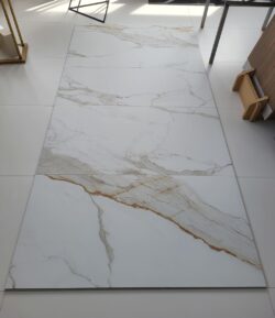 Gres biały marmur - Peronda Musuem Praline Gold NT 60x120 cm. Płytka na podłogę i ścianę z karmelowymi i szarymi żyłkami.