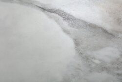 Gres hiszpański - Peronda Museum Haute White SP. Powierzchnia płytki imitującej marmur w kolorze białym z szarymi żyłkami i powierzchnią pokrytą rowkami - shaped