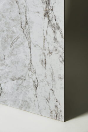 Gres imitacja marmuru - CENTURY Contact Stone White Molato Rettificato 60X120 cm. Włoskie płytki na podłogę i ścianę z powierzchnią lappato, lekko pofalowaną. Kafelki w kolorze białym z szarymi żyłkami.