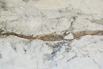 Gres marmur - Peronda Museum Supreme White SP 100x100 cm Powierzchnia matowej płytki imitującej marmur z widocznymi żyłkami i rowkami.