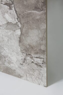 Gres szary marmur - Peronda Museum Dreamy Road EP 60x120 cm od hiszpańskiego producenta Peronda Museum. Płytka gresowa na podłogę i ścianę imitująca marmur ze skupiskami kamieni. Ekskluzywne płytki do salonu, łazienki.