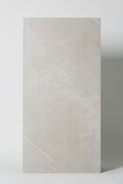 Hiszpańskie, jasnoszare płytki, marmurowe z białymi, delikatnymi żyłkami, AZUVI Aran lightgrey 60x120cm. Gres szary, szkliwiony marmurowy na podłogę i ścianę.