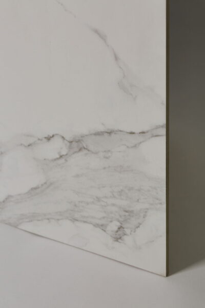 Kafelki biały marmur - CIFRE Statuario mate 75x75. Kafelki marmurowe na podłogę ścianę w kolorze białym z szarymi żyłkami.