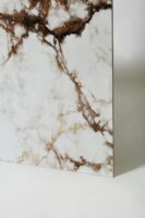 Kafelki glamour marmur - Peronda Museum BRECCIA WHITE/60x120/EP. Hiszpańska, ekskluzywna płytka z efektem białego marmuru i złotymi, szarymi, miedzianymi i czarnymi żyłkami. Eleganckie płytki do salonu, łazienki, kuchni.