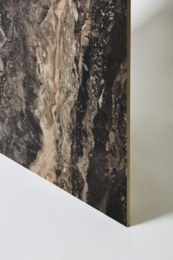 Kafelki imitujące marmur ciemne - Peronda Museum OROBICO LIGHT/60X120/EP. Płytka na podłogę i ścianę z karmelowymi i beżowymi żyłkami na ciemnoszarym tle.