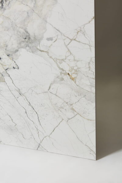 Kafelki marmurowe - Peronda Museum Supreme White SP 100x100 cm. Biała płytka z efektem marmuru z matową powierzchnią pokrytą szarymi, brązowymi i szarymi żyłkami. Płytka z powierzchnią shaped na podłogę i ścianę.