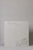 Kafelki marmurowe białe - CIFRE Statuario mate 75x75. Płytkie gresowe białe z szarą żyłką, imitujące marmur na podłogę i ścianę.