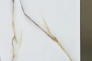 Kafelki marmurowe białe - Absolut Keramika Islandia. Hiszpańskie płytki imitujące biały marmur z szarym i złotym żyłkowaniem. Płytki łazienkowe lappato na podłogę i ścianę.