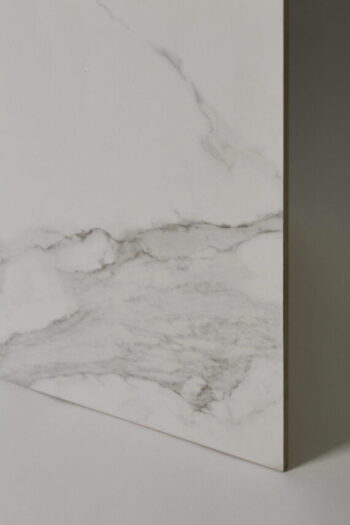 Kafle ala marmur 120x120 - Cifre Statuario mat rect. Hiszpańskie kafelki imitujące biały marmur z szarymi żyłkami i matową powierzchnią w dużym formacie 120x120 cm.
