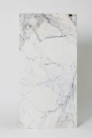 Kafle marmurowe - Peronda Museum Supreme White EP 60X120 cm. Płytka gresowa imitująca marmur z białym tłem, szarymi, niebieskimi i brązowymi żyłkami na błyszczącej powierzchni.