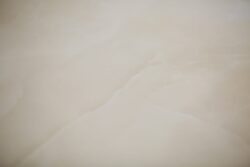 Kremowe kafelki do łazienki - Absolut Keramika Sajalin cream. Delikatne żyłki i błyszcząca powierzchnia.