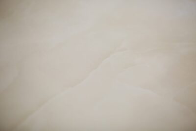 Kremowe kafelki do łazienki - Absolut Keramika Sajalin cream. Delikatne żyłki i błyszcząca powierzchnia.