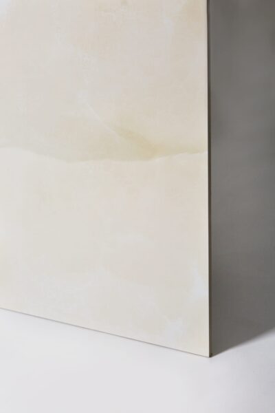 Kremowe płytki, Absolut Keramika Sajalin cream. Hiszpańskie płytki gresowe z efektem marmuru na podłogę lub ścianę.