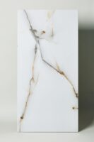 Marmurowe płytki białe w formacie 120x60 cm - Absolut Keramika Islandia. Płytki imitujące biały marmur ze złotą i szarą żyłką oraz powierzchnią lappato - półpoler