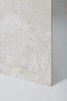 Marmurowe płytki - Peronda Museum Dreamy Desert 120x60 EP. Płytka z efektem marmuru ze skupiskami kamieni, hiszpańskiej firmy Peronda Museum. Kafle łazienkowe w ciepłych odcieniach szarego na podłogę i ścianę w połysku.